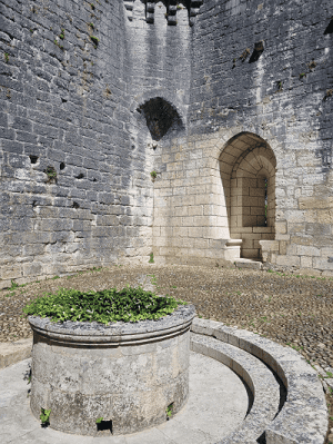 cour-exterieur-bourdeilles