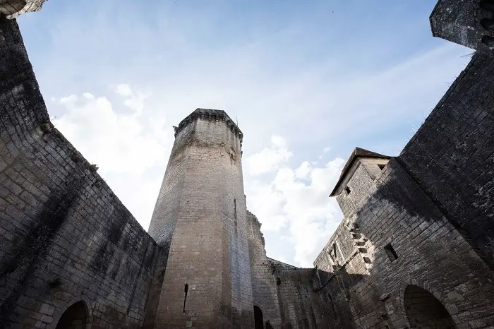 Cour-du-chateau-comtal-chateau-de-Bourdeilles-©-Dan-Courtice