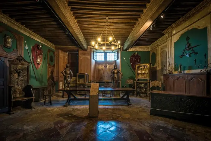 Salle-darme-©-Dan-Courtice-Bourdeilles